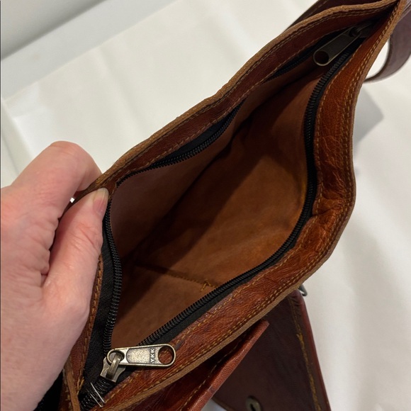 Vintage leather sling bag travel purse adjustable strap brass hardware brown - Picture 12 of 17